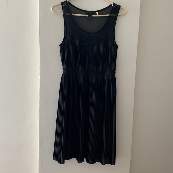 Flirty pleated H&M dress with sheer top - Picture 1 of 4